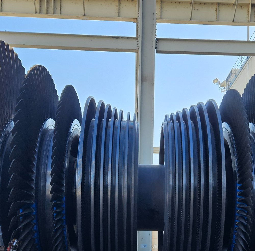 LP turbine rotor blade stages during outage inspection