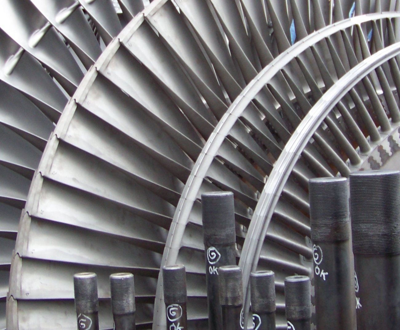 Diaphragm blade rows and casing studs during teardown
